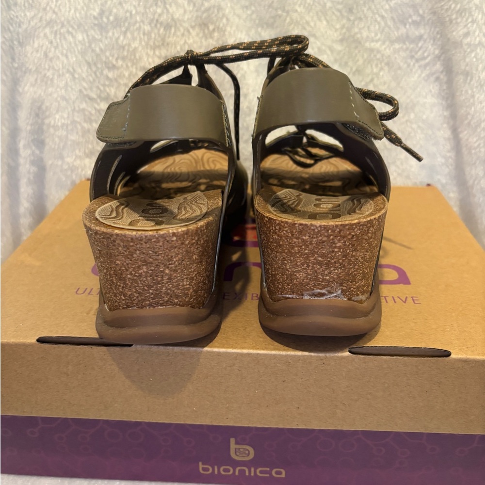 🤎 🆕 NEW IN BOX BIONICA Sorena Ghillie Wedge Sandal - Olive Leather 🤎 - Picture 4 of 8